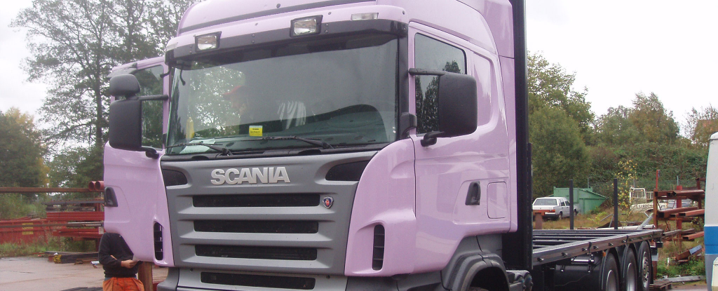 Lila Scania lastbil